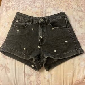 Pacsun Mom shorts dark gray with embroidered daisies size 23